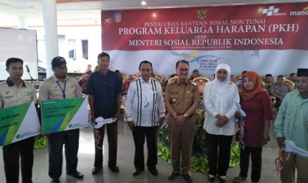 Menteri Sosial RI Khofifah Indar parawansah didampingi Bupati Konsel H Surunuddin Dangga dan kepala BPJS Sultra La Uno saat menyerehakan BPJS ketenaga kerjaan kepada warga Konsel. FOTO : IST