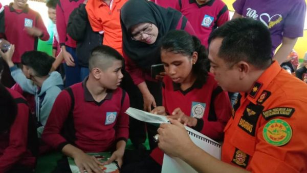 Basarnas Bagikan Braille di SLB B-F Mandara Kendari