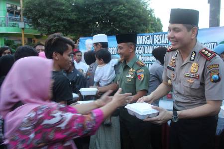Dandim dan kapolres probolinggo saat membagikan takjil kepada warga saat berbuaka puasa bersama di makodim probolinggo. FOTO : ASL
