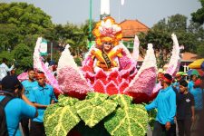Karnaval Kebangsaan dalam memperingati HUT RI Ke 72 di Jepara. Satu diantaranya performance dari SMAN I Jepara yang menampilkan parade bunga-bunga cantik. FOTO : DSW