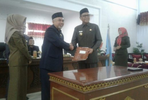 Bupati Bantaeng HM. Nurdin Abdullah bersama ketua DPRD Bantaeng Sahabuddin usai menggelar rapat Paripurna DPRD Bantaeng. FOTO : SYAMSUDDIN