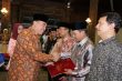 Bupati jepara Ahmad Marzuki saat menyerahkan Satyalencana karya kepada perwakilan PNS penerima penghargaan. FOTO : DSW