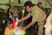 Sekretaris Daerah (Sekda) Ir. Sholih, MM saat menyerahkan sebuah tropy kepada salah satu anak yang menjadi pemenang lomba di Hari Anak Nasional. FOTO : DSW