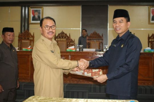 Ketua DPRD Konsel Irham Kalenggo, S. Sos M. Si Saat Menyerahkan Perda Hak Keuangan dan Administratif Kepada Bupati H Surunudin Dangga, ST MM FOTO : MAHIDIN