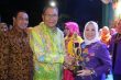 Ketua Tim Penggerak PKK Kabupaten Konsel Hj Nurlin Surunudin Saat Menerima Piala Juara Umum Dua, Yang Diserahkan Oleh Bupati Kolaka Ahmad Safei FOTO : HUMAS PEMDA KONSEL