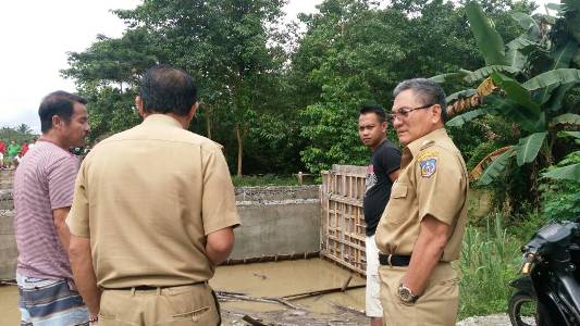 Bupati Koltim Drs. H. Tony Herbiansyah, M.Si saat meninjau lokasi putusnya jembatan yang menghubungkan dua desa di kecamatan Dangia pagi tadi. FOTO : NIKEN