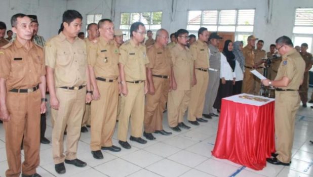 Bupati Kolaka Timur H. Tony Herbiansya saat melantik Unit pengumpul Zakat se Kolaka Timur. FOTO : NIKEN