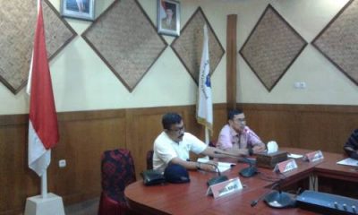 Bupati Wakatobi, H Arhawi didampingi Sekda Muh Ilyas Abibu mengelar rapat pembentukan panitia festival pulau Tomia. FOTO : ADY