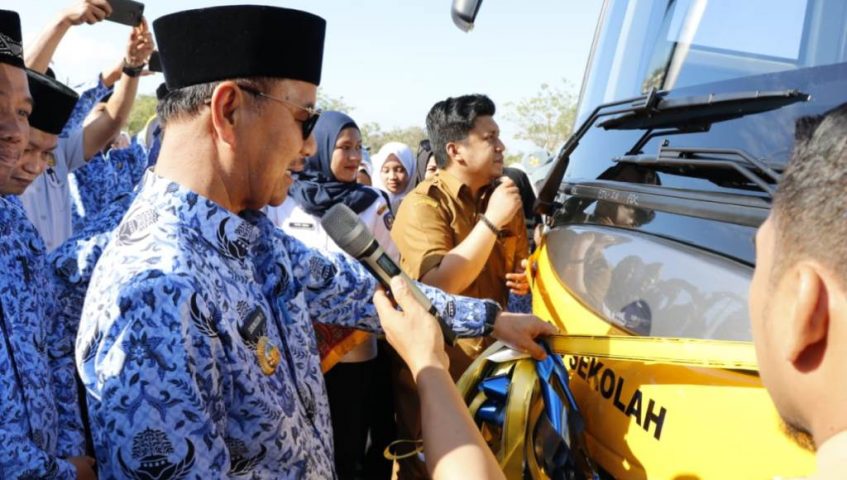 Bupati Konsel Launching Bus Sekolah Gratis