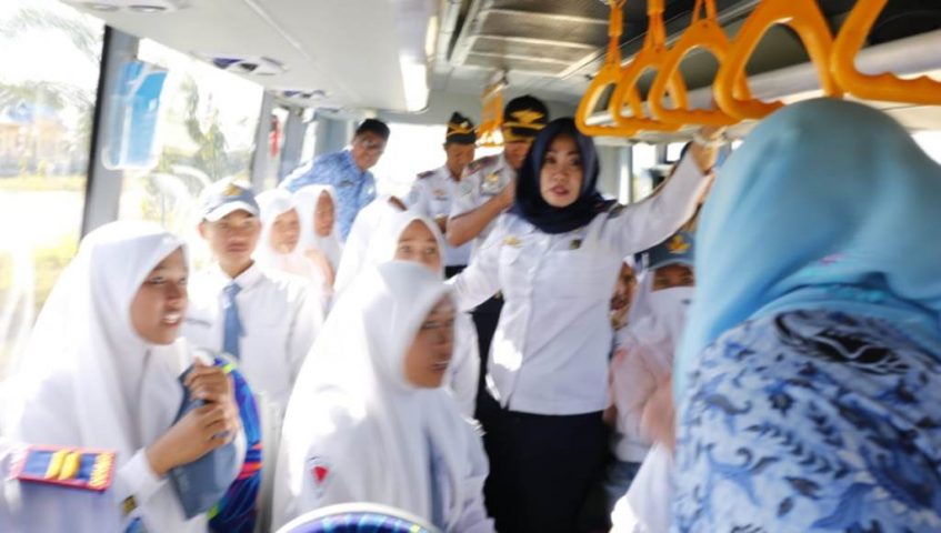 Bupati Konsel Launching Bus Sekolah Gratis