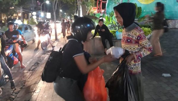 Salurkan Nasi Bungkus Setiap Jumat Malam﻿
