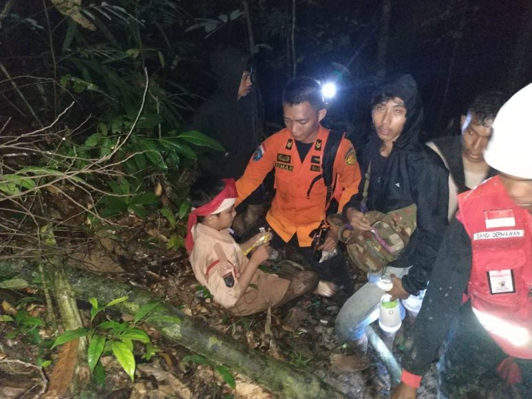 Basarnas Berhasil Temukan 22 Siswa Pramuka yang di Hutan Latinanggo Kolaka﻿