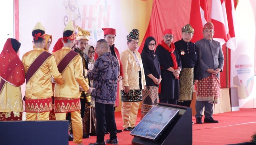 Walikota Baubau Terima Anugerah kebudayaan Dari PWI Pusat