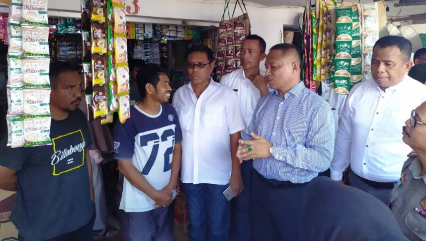 Semrawut,Sekda Baubau Tertibkan Lapak Pedagang di Pasar Wameo