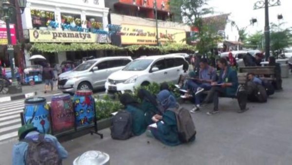 Mahasiswa ini Duduk di Troktoar, Ini Yang Dilakukan