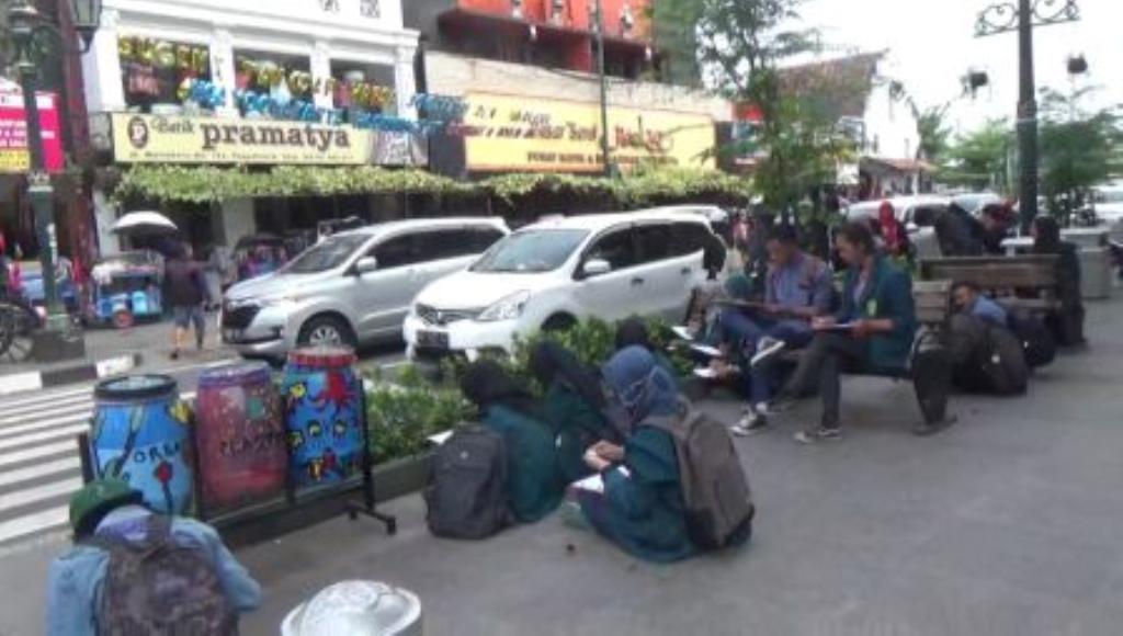 Mahasiswa ini Duduk di Troktoar, Ini Yang Dilakukan