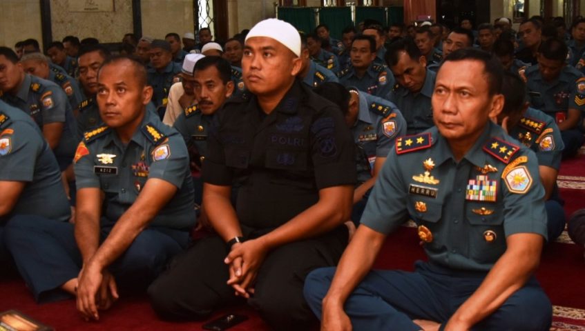 Pangarmada II Salat Jumat Bersama Anggota Satbrimob Polda Jatim