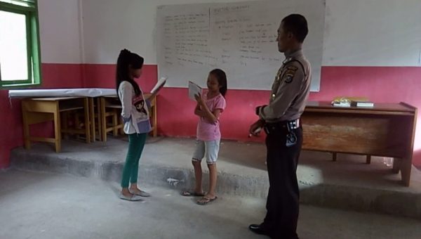 Kisah Seorang Polisi di Kolaka Yang Buka Kelas Belajar Baca Tulis Untuk IRT