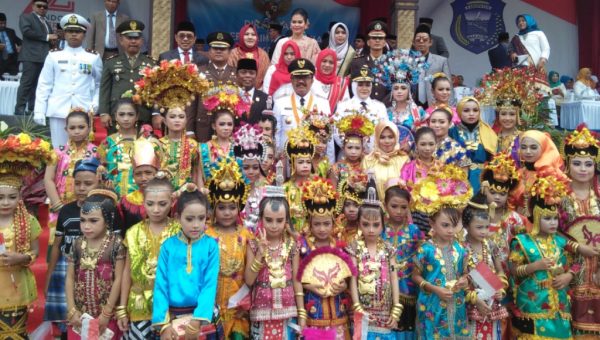 Bupati Arhawi SE dan Wakil Bupati Ilmiati Daud SE MSi (pakai dinas putih tengah,red) berpose bersama jajaran muspida dan anak-anak paduan suara Hut RI dilapangan Merdeka Wangi-Wangi, Kabupaten Wakatobuli, Sultra