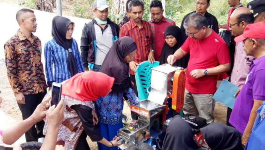 Rumah Produksi VCO Dampala Jaya Dapat Bantuan Mesin Parut Kelapa
