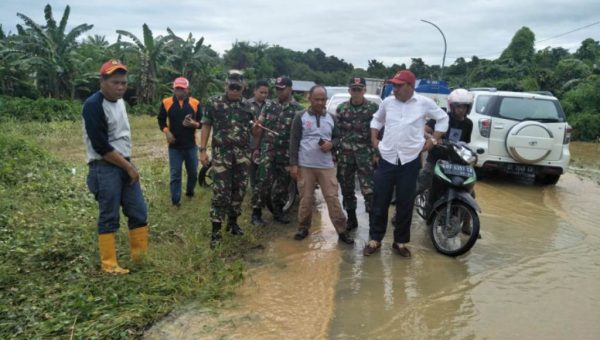 Bupati Kolaka Bersama Dandim 1412, Meninjau Lokasi Terkena Banjir﻿