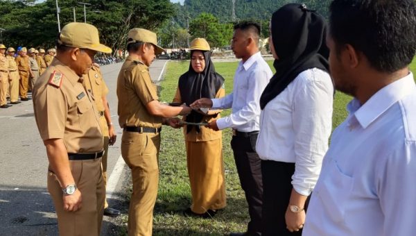 Bupati Kolut Serahan SK Kepada Ratusan CPNS