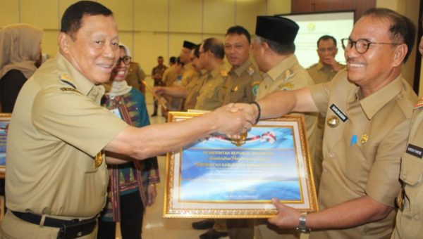 Terima Penghargaan Dari Menkeu, Bupati Konsel : Ini Wujud Kerja Keras Kita Bersama