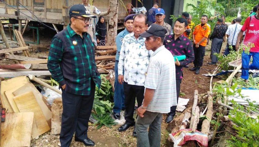 Bupati Wakatobi Kunjungi Warga Bencana Angin Puting Beliung