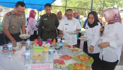 Lomba Masak Hiasi HUT ke 4 Koltim tegas.co., KOLAKA TIMUR SULTRA &ndash; Tim Penggerak PKK Kabupaten Kolaka Timur (Koltim), Sulawesi Tenggara (Sultra) menggelar lomba masak dalam rangka menyambut hari jadi ke 4 daerah itu, pada 22 April 2017 mendatang.  Para pimpinan SKPD lingkup Pemkab Koltim, menjadi peserta pada lomba masak tersebut. acara yang digelar,  Rabu (19/4) di Lapangan Tenes Kelurahan Raterate. Ketua Tim Penggerak PKK Koltim, Ir Hj Surya Adelina Tony Herbiansyah MSi menjelasakan, kegiatan lomba masak merupakan rangkaian hari jadi ke 4 kabupaten Koltim. &ldquo;Lomba masak ini diikuti jajaran SKPD se Pemkab Koltim, ini dalam rangka memeriahkan hari ulang tahunnya ke 4 tahun ini,&rdquo;kata Surya Adelina sesaat setelah mencicipi masakan peserta lomba.   Bupati Koltim Drs H Tony Herbiansyah MSi yang membuka acara tersebut, menyampaikan, selain ajang memeriahkan HUT, lomba ini untuk menguji seberapa jauh pengetahuan di dunia masak khususnya pria. Tujuannya, agar ke depan meski tanpa didampingi istri karena sedang menjalankan tugas untuk kemajuan Koltim, bisa terampil dan tahu bagaimana memasak yang selama ini dikerjakan kaum ibu-ibu. Lomba memasak ini, memiliki peraturan yang super ketat dengan waktu yang diberikan selama 30 menit.  Semua peserta tampak tangkas dan penonton yang hadir tak hentinya bersorak. Keluar sebagai pemenang juara satu yakni, Kadis Nakertrans Drs H Udin, juara dua Kepala Badan Kepegawaian Dra Hj Murtini Balaka, sedang juara tiga Kadis Perumahan Andi Muh Iqbal Tongasa SSTP MSi. JUSRAN PUBLISHER : MAS&rsquo;UD 