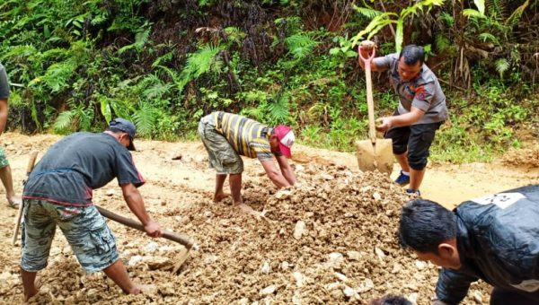 Polsek Bonegunu Gotong Royong Bantu Pengguna Jalan