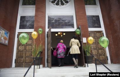 Perempuan memasuki Masjid Panita Amerika di pusat kota Los Angeles, California, 30 Januari 2015. Masjid pertama di Amerika Serikat yang didedikasikan khusus untuk perempuan. (Foto: REUTERS/Lori Shepler)