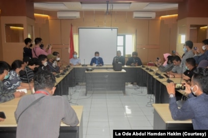 Wakil Rektor III UHO Bidang Kemahasiswaan dan Alumni, Nur Arafah (Baju Biru) memberikan keterangan pers kepada wartawan di Kendari, Sulawesi Tenggara. Selasa, 2 Maret 2021. (Foto: La Ode Abdul Hamdan Hakim)