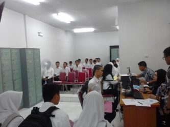 Calon Mahasiswa IInstitut Pegawai Dalam Negeri saat mengikuti Tes Kompetensi Dasar di BKD Sultra. FOTO : ILHAM