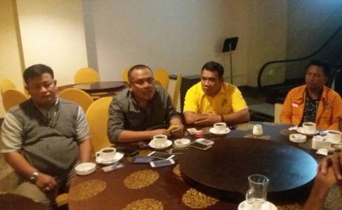 Abdul sadat (paling kiri) siap mendampingi Ridwan Bae di Pilgub Sultra saat memberikan keterangan pers di salah satu hotel tadi malam. FOTO : ONNO