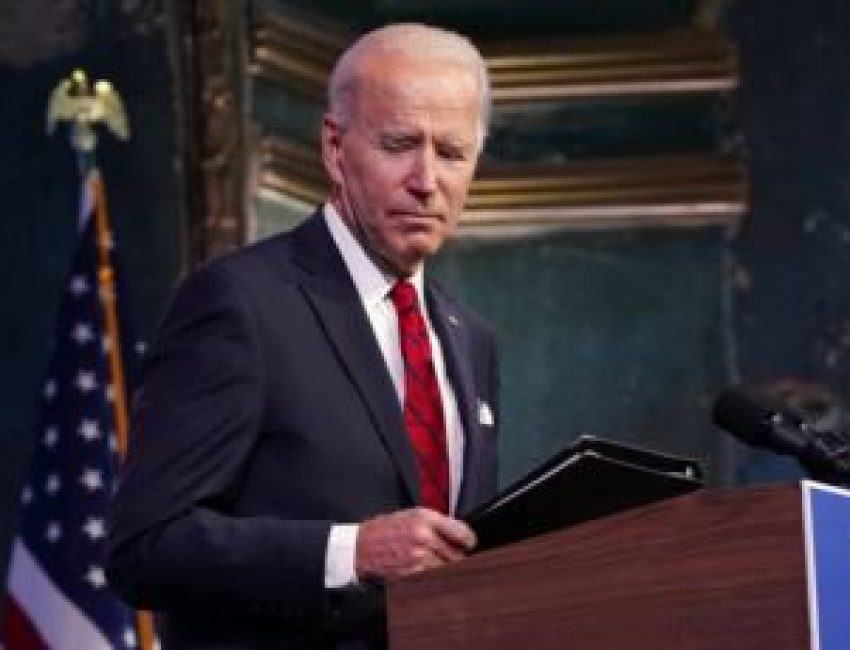 Presiden terpilih Joe Biden pergi setelah berbicara di sebuah acara di teater The Queen, Jumat, 15 Januari 2021, di Wilmington, Del. (Foto: AP/Matt Slocum)