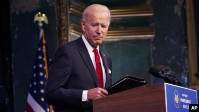 Presiden terpilih Joe Biden pergi setelah berbicara di sebuah acara di teater The Queen, Jumat, 15 Januari 2021, di Wilmington, Del. (Foto: AP/Matt Slocum)