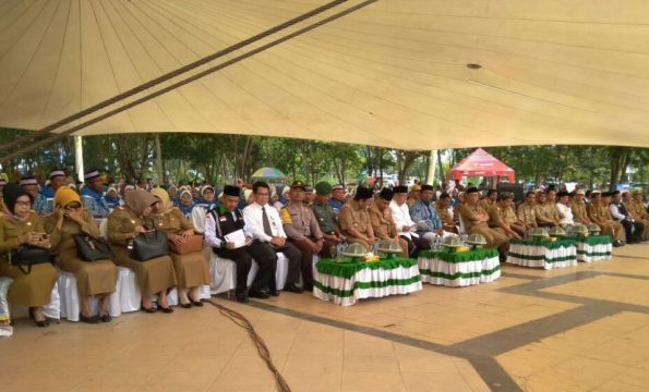 Pelepasan calon jama'ah Haji Asal kota kendari oleh walikota kendari Ir. H. Asrun di Taman Kota. FOTO : BAIM