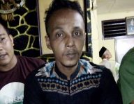 tersangka pencabulan Zulmi saat di gelandang di mapolres Aceh Timur. FOTO : ROBY SINAGA
