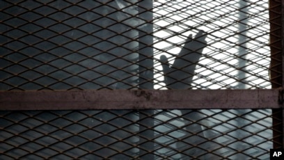 Mahmoud Hussein, jurnalis stasiun televisi Al Jazeera milik Qatar, tiba di rumahnya di Kairo pada Sabtu (6/2) setelah empat tahun mendekam di penjara Mesir. (Foto: AP/Amr Nabil)