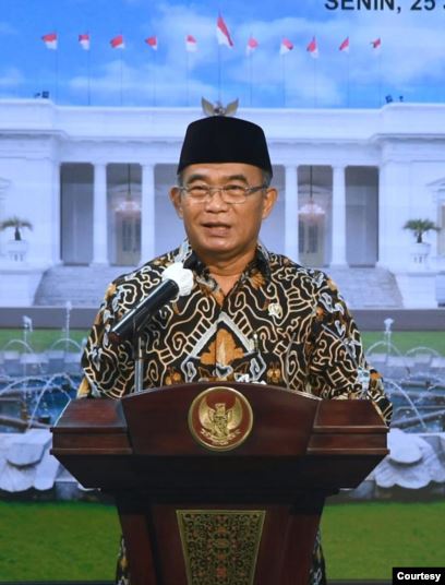 Menko PMK Muhadjir Effendy dalam telekonferensi pers di Istana Kepresidenan Jakarta, Senin (25/1). (biro Setpres)