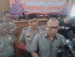Direktur Kriminal Khusus (Dirkrimsus) Polda Sultra, Komisaris Besar Polisi (Kombes Pol) Wira Satya saat memberikan keterangan pers. FOTO : ONNO