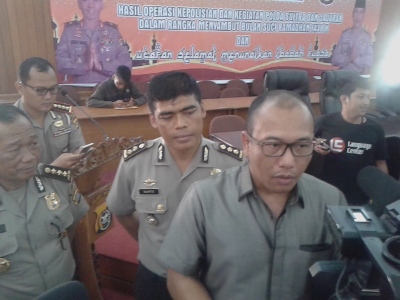 Direktur Kriminal Khusus (Dirkrimsus) Polda Sultra, Komisaris Besar Polisi (Kombes Pol) Wira Satya saat memberikan keterangan pers. FOTO : ONNO