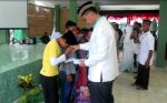 Dandim 0104/Atim Letnan Kolonel Inf Amril Haris Isya Siregar, SE saat memberikan santuanan kepada anak yatim saat menggelar buka puasa bersama. FOTO : ROBY SINAGA