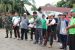 dandim Aceh Timur bersama Walikota Langsa saat mengajak warga untuk bergotomng royong melakukan pembersihan dalam rangka mencega munculnya DBD. FOTO : ROBY SINAGA