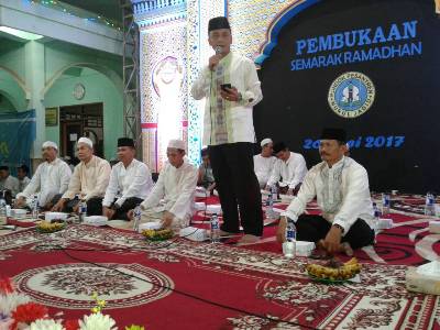 Komandan kodim 0820 Probolinggo Letnan kolonel Inf Hendhi Yustian DS saat memberikan sambutan di pondok pesantren dalam giatn semarak ramadhan. FOTO : ASL