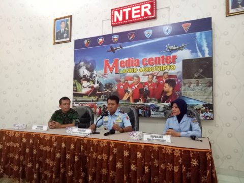 Komandan Landasan Udara (Danlanud) Adisutjipto Marsekal Pertama TNI Novyan Samyoga saat menggelar jumpar pers terkait pelaksanaan Hari Bhakti TNI AU 2017 di Lanud Adisucjipto. FOTO : NADHIR ATTAMIMI