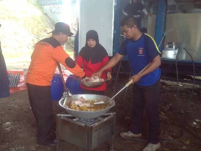 Personil TAGANA Bersama Sibat Semanggi Dirikan Dapur Umum
