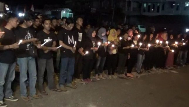 Penyalaan Lilin dan Doa Bersama Untuk Korban Bom Surabaya di Kolaka