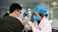 Seorang tenaga kesehatan menyuntikan vaksin virus corona (COVID-19) di sebuah puskesmas di Hefei, Anhui, China, 29 Desember 2020.