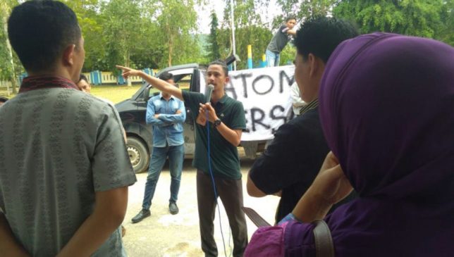 Jalan Masih Berlumpur Warga Latoma Unjuk Rasa di PUPR Konawe
